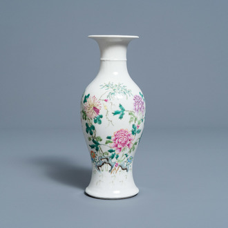 A Chinese famille rose vase with floral design, Hongxian mark, Republic, 20th C.