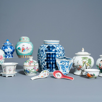 Une collection variée en porcelaine de Chine bleu, blanc, famille rose et qianjiang cai, Kangxi et après