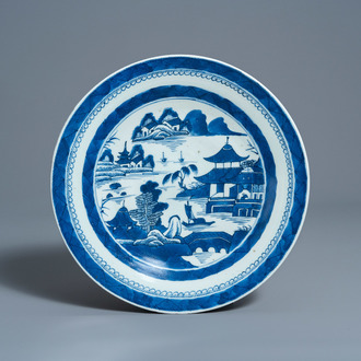 Un plat en porcelaine de Chine bleu et blanc à décor de paysage fluvial, Jiaqing