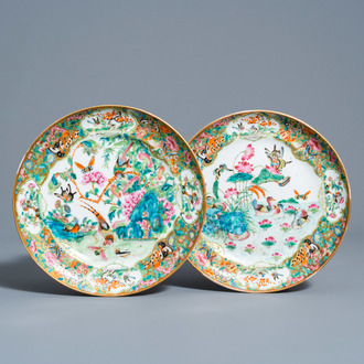 Deux assiettes en porcelaine de Chine famille rose de Canton à décor de papillons et d'oiseaux parmi des branches fleuries, 19ème siècle