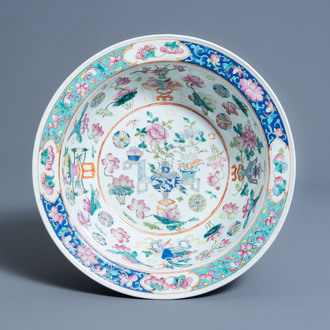 Un bol en porcelaine de Chine famille rose à décor d'antiquités, 19ème siècle
