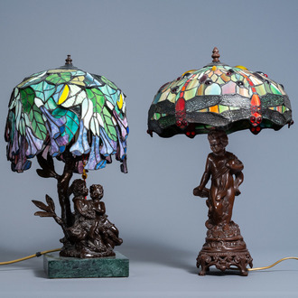 Deux lampes de style Tiffany avec abat-jour en verre à décor floral et de libellules, 20ème siècle