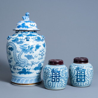 Deux pots couverts en porcelaine de Chine bleu et blanc à décor de 'Xi' et un vase couvert à décor de dragons, 19ème/20ème siècle