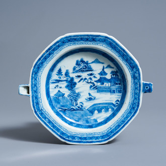 Une assiette chauffante en porcelaine de Chine bleu et blanc à décor de paysage fluvial, Jiaqing