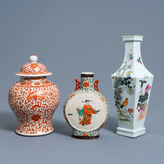 A square Chinese famille rose vase, an iron red vase and cover and a Nanking crackle glazed famille verte moon flask, 19th/20th C.