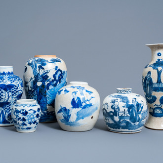 Zes diverse Chinese blauw-witte vazen en potten met figuren in een landschap en floraal decor, 19de/20ste eeuw