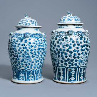 Two Chinese blue and white vases and covers with floral design, 19th/20th C.