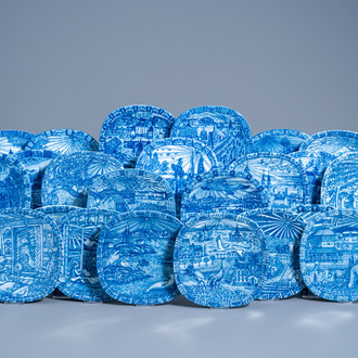 Une vaste collection de 25 assiettes bleu et blanc de type Julen Rörstrand à décor d'animaux dans un paysage animé, Suède, 1973-1998
