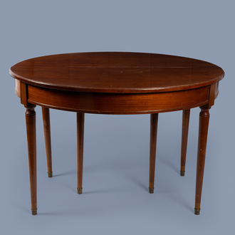A round English mahogany table, 19th C.