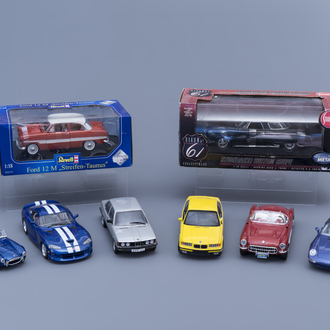 Une collection variée de huit modèles de voitures, e.a. Bburago, Revell, Studebaker, 20ème siècle