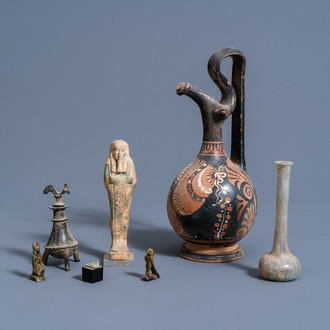 Une collection variée de trouvailles archéologiques, origines et époques diverses
