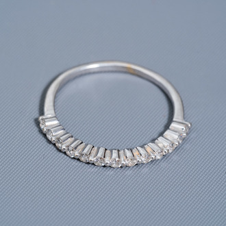 Een ring in 18 karaat wit goud bezet met dertien diamanten, 20ste eeuw