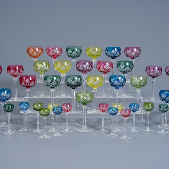 Een uitgebreide collectie glazen in deels gekleurd gelaagd kristal, Val Saint Lambert, 20ste eeuw