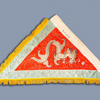 A Chinese embroidered silk and silver thread inlaid 'dragon' flag, 19th/20th C.