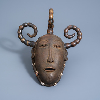 Een bronzen Senufo masker met kaurischelpen, Burkina Faso of Mali, 20ste eeuw