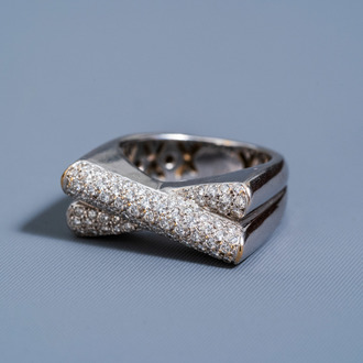 An 18 carat white gold ring set with 79 diamonds, 20th C.