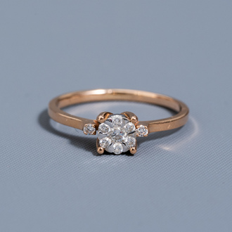 An 18 carat yellow gold ring set with nine diamonds, 20th C.