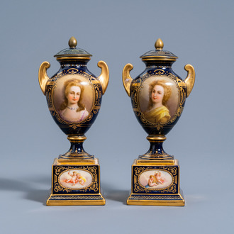 Une paire de vases couverts à fond bleu en porcelaine de Vienne à décor doré et de portraits de 'Mme de Montosson' et 'Mme Elisabeth', 19ème/20ème s.