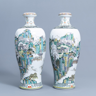 Une paire de vases de forme meiping en porcelaine de Chine famille verte à décor de paysage, 20ème siècle