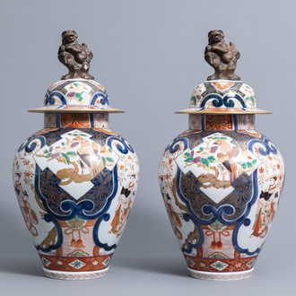 Une paire de vases couverts en porcelaine Imari de Samson à décor d'oiseaux parmi des branches fleuries et de figures, France, 19ème siècle