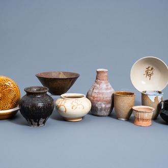 Een gevarieerde collectie Aziatisch en studiokeramiek, Yuan/Song en later
