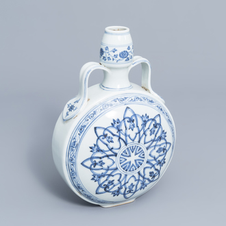 Un vase en porcelaine de Chine bleu et blanc à décor floral, marque de Xuande, 20ème siècle
