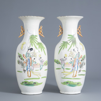 Une paire de vases en porcelaine de Chine qianjiang cai à décor de figures dans un jardin, 20ème siècle