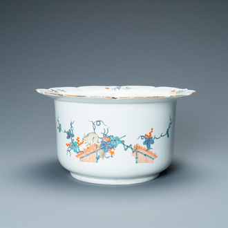 Un rafraîchissoir en porcelaine pâte tendre de Chantilly de style Kakiemon, France, 18ème siècle