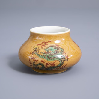 A Chinese famille verte café au lait ground 'dragon' brush washer, 19th/20th C.
