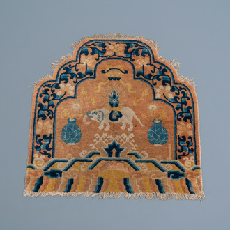 Een Chinees Ningxia tapijtje met een olifant, 18de/19de eeuw