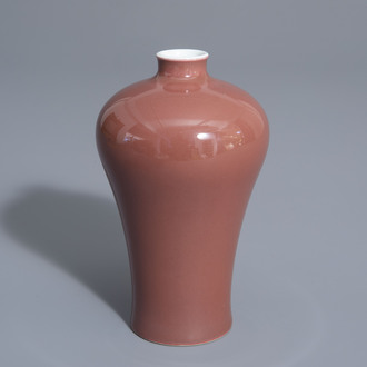 Un vase de forme meiping en porcelaine de Chine monochrome rouge, 19ème/20ème siècle