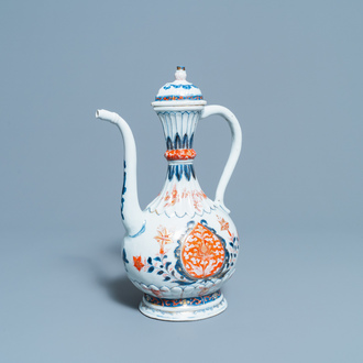 Une verseuse en porcelaine de Chine de style Imari pour le marché islamique, 'aftaba', Kangxi