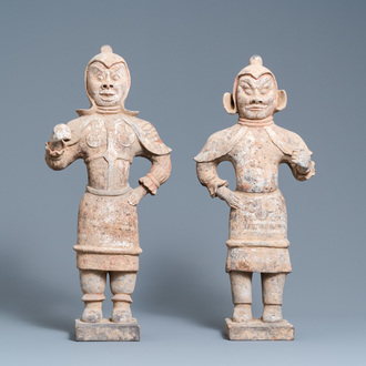 Twee grote Chinese aardewerken 'Lokapala' wachters, Tang Dynastie, 7de/10de eeuw
