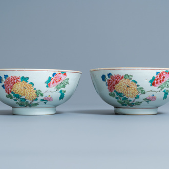 Une paire de bols en porcelaine de Chine famille rose à décor de fleurs, Yongzheng/Qianlong