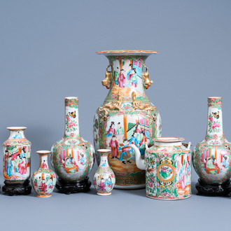 Acht Chinese Kanton famille rose vazen en een theepot met deksel, 19de eeuw