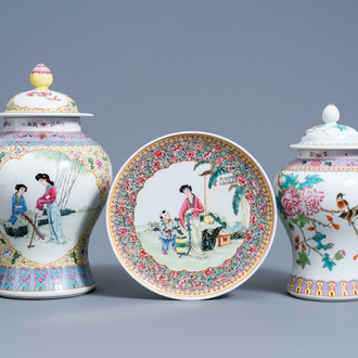 Deux vases couverts et une assiette à decor de figures en porcelaine de Chine famille rose, République, 20ème siècle