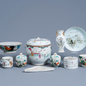 Een gevarieerde collectie Chinees famille rose en qianjiang cai porselein, 19de/20ste eeuw