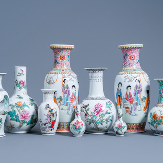 Een gevarieerde collectie Chinese famille rose en qianjiang cai vazen, 20ste eeuw