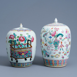 Deux pots couverts en porcelaine de Chine famille rose à décor d'antiquités, 19ème siècle