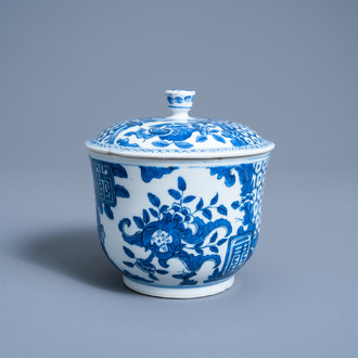 A Chinese blue and white Vietnamese market 'Bleu de Hue' bowl and cover with floral design, 19th C.