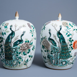 Une paire de pots couverts en porcelaine de Chine famille verte à décor de faisans parmi des branches fleuries, 19ème siècle