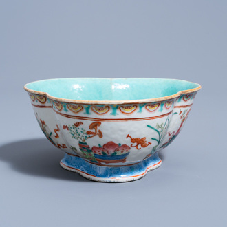 Een drielobbige Chinese famille rose kom met antiquiteiten, Daoguang merk en periode