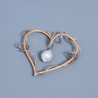 An 18 carat white and yellow heart-shaped pendant set with a diamond and a white South Sea pearl, 20th C.