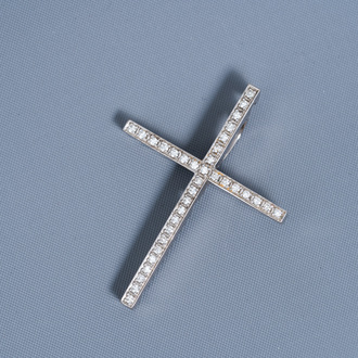 An 18 carat white gold cross-shaped pendant set with 35 diamonds, 20th C.