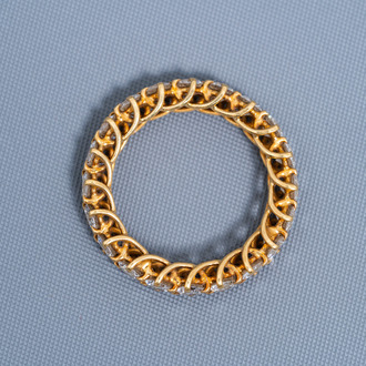 An 18 carat yellow gold ring set with twenty diamonds, 20th C.