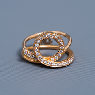 An 18 carat yellow gold ring set with 34 diamonds, 20th C.