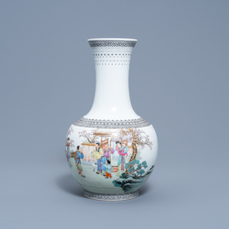 Een flesvormige Chinese famille rose vaas met een bezoek aan de familie, Qianlong merk, Republiek, 20ste eeuw
