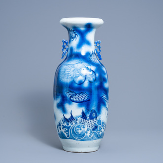 Un vase en porcelaine de Chine bleu et blanc à décor de dragon et de carpe, 19ème siècle
