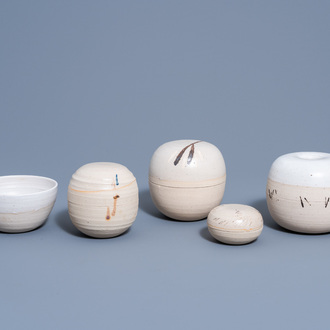 Frits Vandenbussche (1942): Four partly glazed stoneware boxes and covers and a bowl, 20th C.
