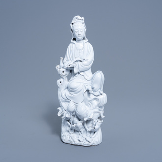 A Chinese Dehua blanc de Chine figure of Guanyin, 19th/20th C.
